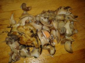 取出海螺肉，切成片