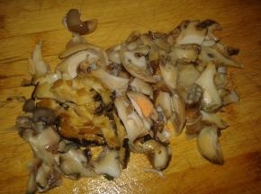 取出海螺肉，切成片