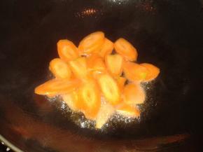 起油锅，加入胡萝卜翻炒一下