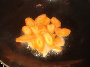 起油锅，加入胡萝卜翻炒一下