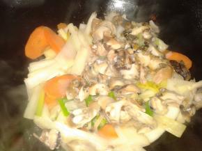 炒的七分熟，然后倒进海螺肉