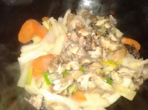 炒的七分熟，然后倒进海螺肉