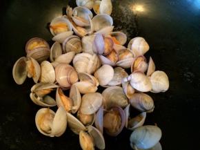 煮的文蛤全部开口
