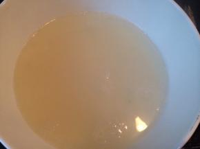 把汤汁倒出过滤