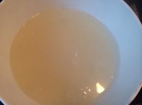 把汤汁倒出过滤