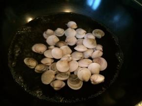 锅里加水煮沸后加入文蛤