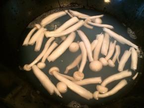 然后把过滤后的汤汁重新倒进锅里，加入菌菇和生姜片