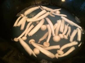 然后把过滤后的汤汁重新倒进锅里，加入菌菇和生姜片