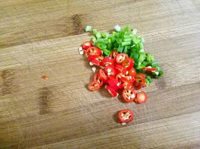 小米椒、香葱切未。