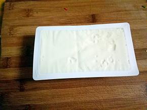 把内脂豆腐去盖，倒扣。