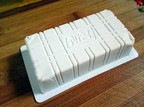 四个角划个小口，再用手捏盒身。