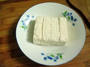 切小块或片，放入盘中。