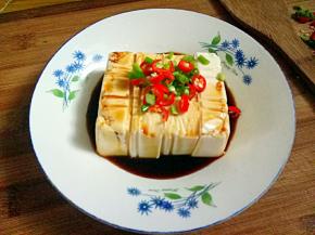 淋上生抽，放上小米椒、香葱未。