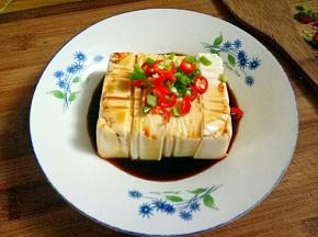 淋上生抽，放上小米椒、香葱未。