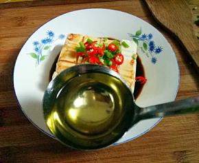 淋上热油即可。