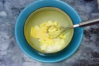 将糖，黄油，芝士片放入碗中，隔水加热融化