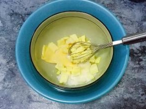 将糖，黄油，芝士片放入碗中，隔水加热融化