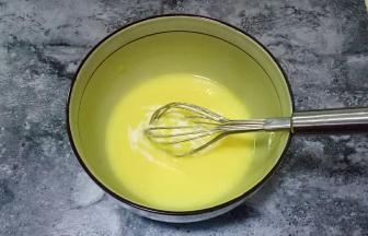 加入淡奶油搅拌均匀，至无颗粒