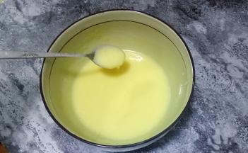 放入冰箱冷藏30分钟，冷藏后比较浓稠