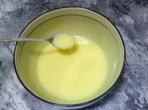 放入冰箱冷藏30分钟，冷藏后比较浓稠