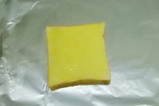 用勺子舀适量浆液淋在土司上，涂抹薄薄的一层