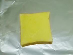 用勺子舀适量浆液淋在土司上，涂抹薄薄的一层