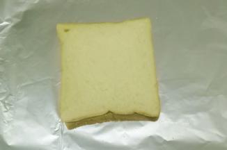 再拿一片土司盖在上面