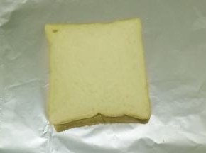 再拿一片土司盖在上面