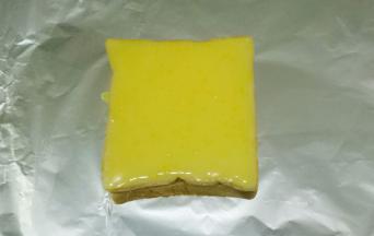 用勺子舀适量浆液淋在土司上，涂抹厚厚的一层