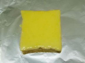 用勺子舀适量浆液淋在土司上，涂抹厚厚的一层