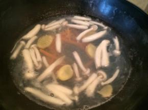 用大火煮沸后转小火煲十五分钟后加入胡萝卜