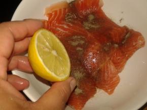 挤点柠檬汁，腌上半个小时左右