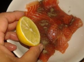 挤点柠檬汁，腌上半个小时左右