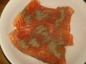 然后加入黑胡椒、盐适量