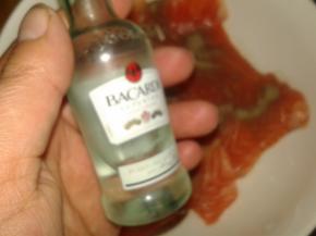 倒入适量的朗姆酒