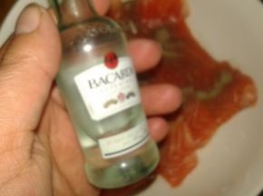 倒入适量的朗姆酒