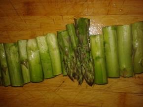 把新鲜的芦笋切段