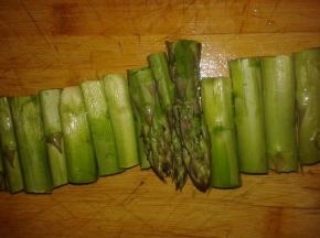 把新鲜的芦笋切段