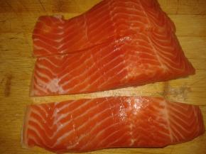 把三文鱼切成大块