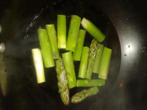 进热水锅里焯三分钟后取出沥干