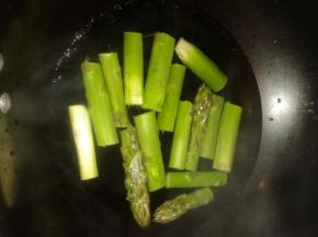 进热水锅里焯三分钟后取出沥干