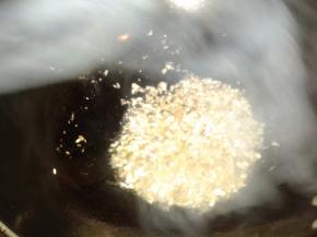 把磨菇入锅炒一下