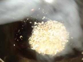 把磨菇入锅炒一下