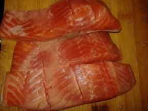 把腌好的三文鱼冲洗干净，擦干