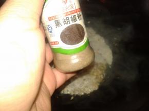 加入适量的黑胡椒
