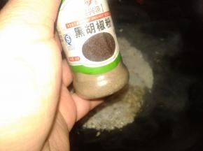 加入适量的黑胡椒