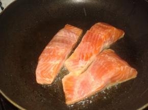 锅里加一点点油，加入三文鱼