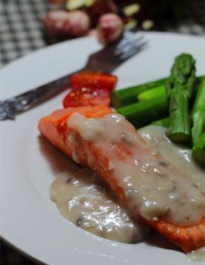 把煎好的鱼块、芦笋一起摆进盆子里，浇上奶油磨菇汁