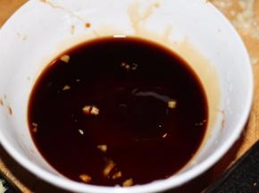 加入生抽中，即可用来醮海螺吃
