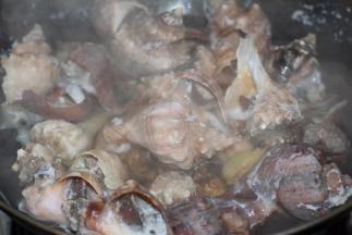 用大火煮沸，需要10分钟，再转小火煮三分钟